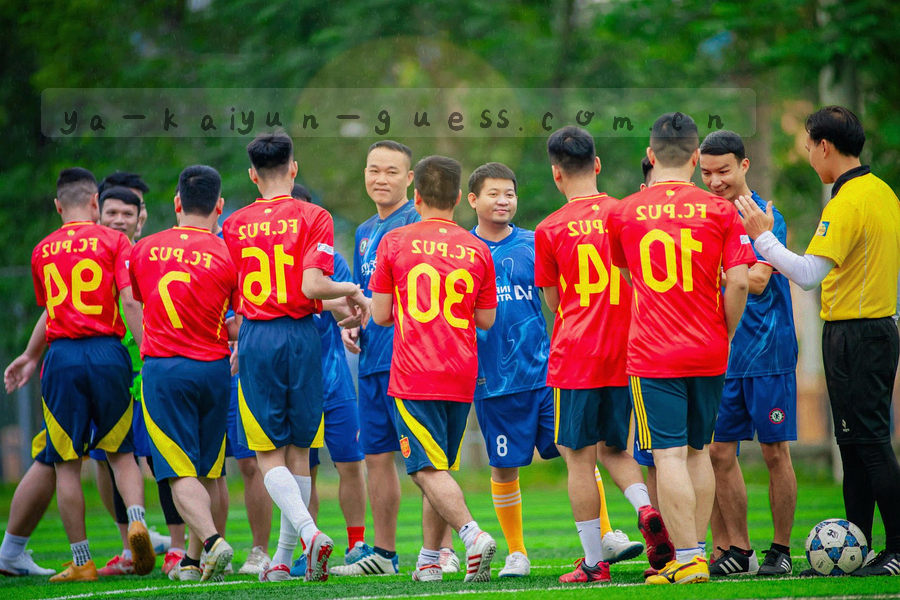 青训档案文件与奖牌册按年龄段并排堆叠的俯拍，画面中没有可辨识的人脸与姓名